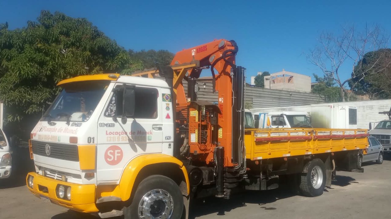 Caminhão munck toco da SF Locações, com grua ARGOS