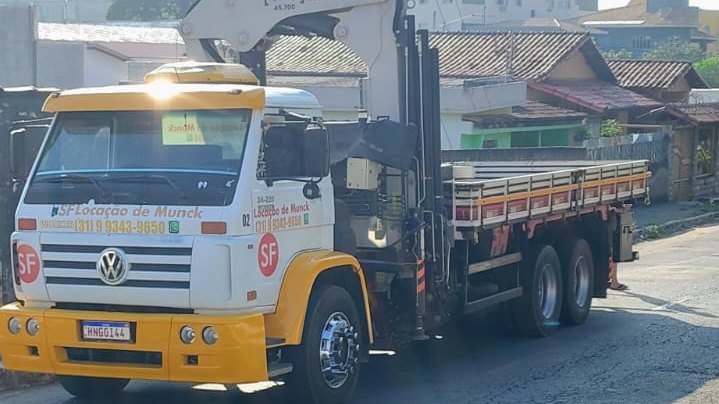 Caminhão munck trucado da SF Locações, com grua TKA
