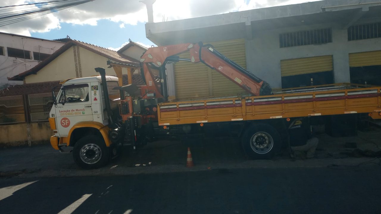 Munck da SF Locações em operação